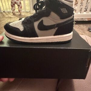 Jordan 1 Retro High OG
Twist 2.0 Medium Grey (TD)